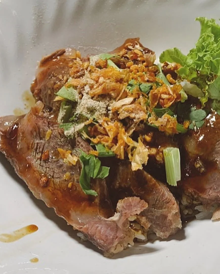 เนื้อตุ๋นกับกระเทียมเจียวและผัก / Braised beef with fried garlic and greens